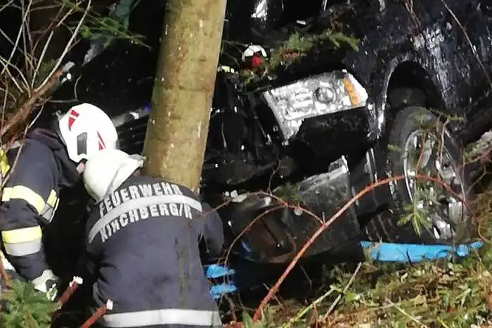Die Bergungsarbeiten des knapp drei Tonnen schweren Fahrzeug gestalteten sich schwierig, berichtete der Kommandant der FF Kirchberg, Wolfgang Dirnbauer...