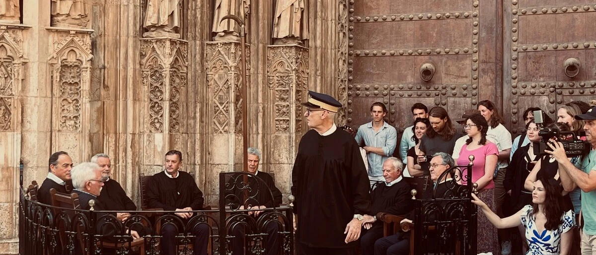 Das Wassergericht von Valencia tagt jeden Donnerstag um 12 Uhr mittags vor dem Aposteltor der Kathedrale
