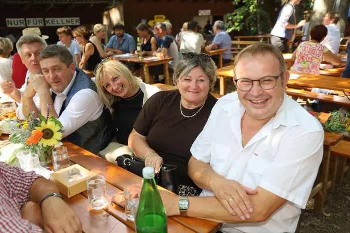 Unter den Baumriesen fanden die Festgäste angenehmen Schutz vor der großen Hitze. 