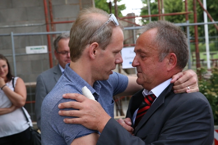 SPÖ-Geschäftsführer Andreas Sucher gratuliert Klausner zum Sieg.
