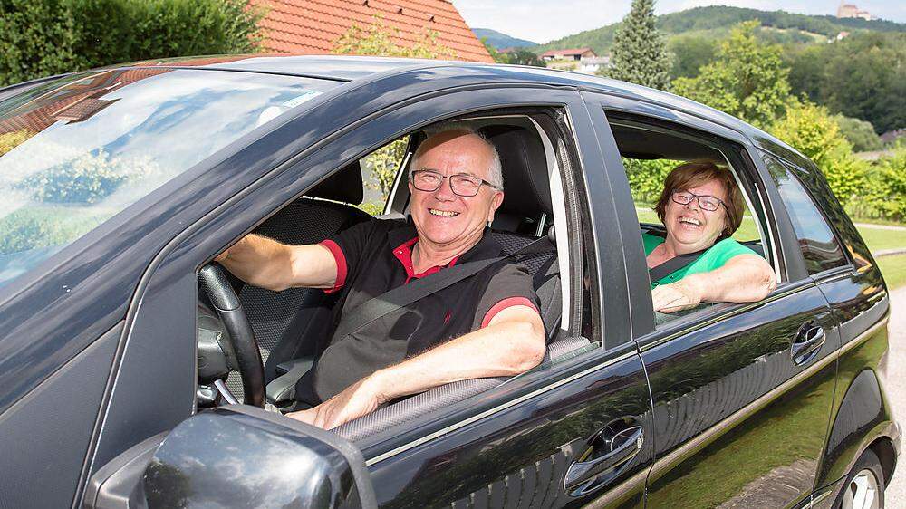 Fritz und Maria Pötz (Foto) übernehmen mit Willibald Kullar und Franz Spreitzhofer Fahrdienste im Pöllauer Tal
