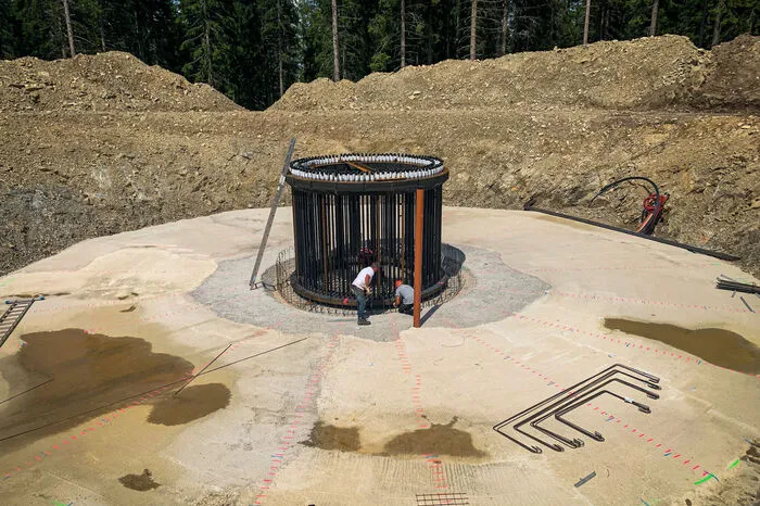An der Fertigstellung der Fundamente wird hart gearbeitet, um im Zeitplan zu bleiben.