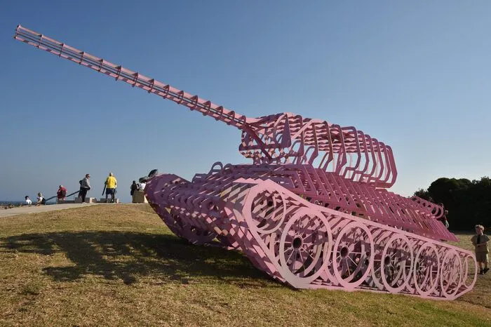 ... ist das Kunstwerk Teil der Ausstellung "Sculpture by the Sea" in Sydney.