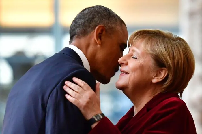 Der US-Präsident begrüßte Merkel mit Küsschen auf die Wange.