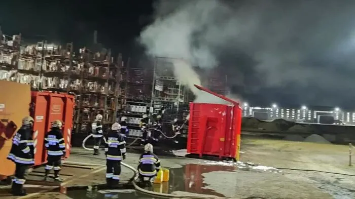 Ein mit Lack befüllter Container fing Sonntagnacht aus bislang ungeklärter Ursache Feuer.
