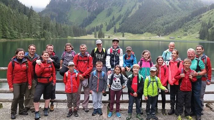 Die Alpenvereins-Ortsgruppe Pöllau vor dem Schwarzensee