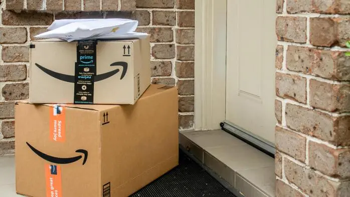Amazon-Pakete vor der Haustür