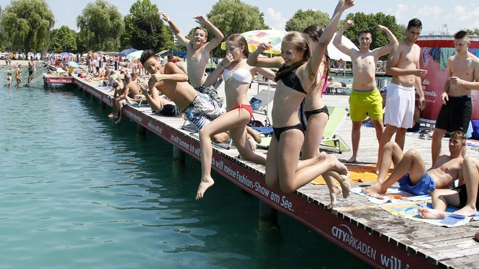 Das Bild zeigt Kinder, die in einen See springen