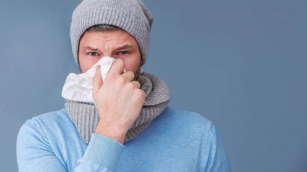 Eine Grippe kommt plötzlich und bringt meist Fieber, Halsschmerzen, Husten, Muskel- oder Kopfschmerzen sowie eine allgemeine Schwäche mit sich