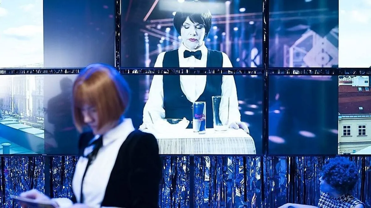 Marketing ist alles. Deswegen wird genau geschult, wie der Energydrink serviert werden soll