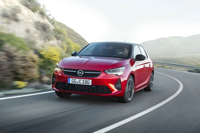 Damit die kleinen Kraftwerke ihr Schmalz auch in Fahrspaß umwandeln, hat Opel den neuen Corsa auf Diät gesetzt: Die leichteste Variante unterbietet mit 980 Kilogramm sogar die magische Tausend-Kilo-Marke. Mit seiner im Vergleich zum Vorgänger um 48 Millimeter niedrigeren Dachlinie sieht er auch flotter aus. Einbußen beim Platz soll es deshalb nicht geben, denn der Fahrer sitzt jetzt 28 Millimeter tiefer.