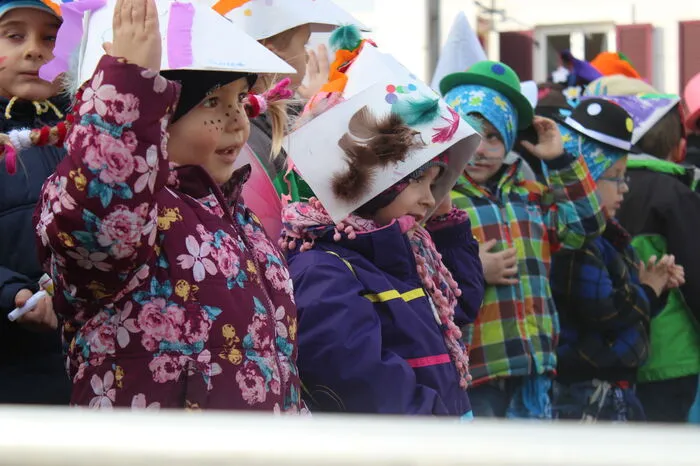 Dabei traten die Kinder und Jugendlichen des Kindergartens, der Volksschule, Neuen Mittelschule und des Polys Pöllau auf der Bühne mit Sketches, Tänzen und mehr auf. Als Belohnung für ihre Darbietungen bekamen sie Krapfen.