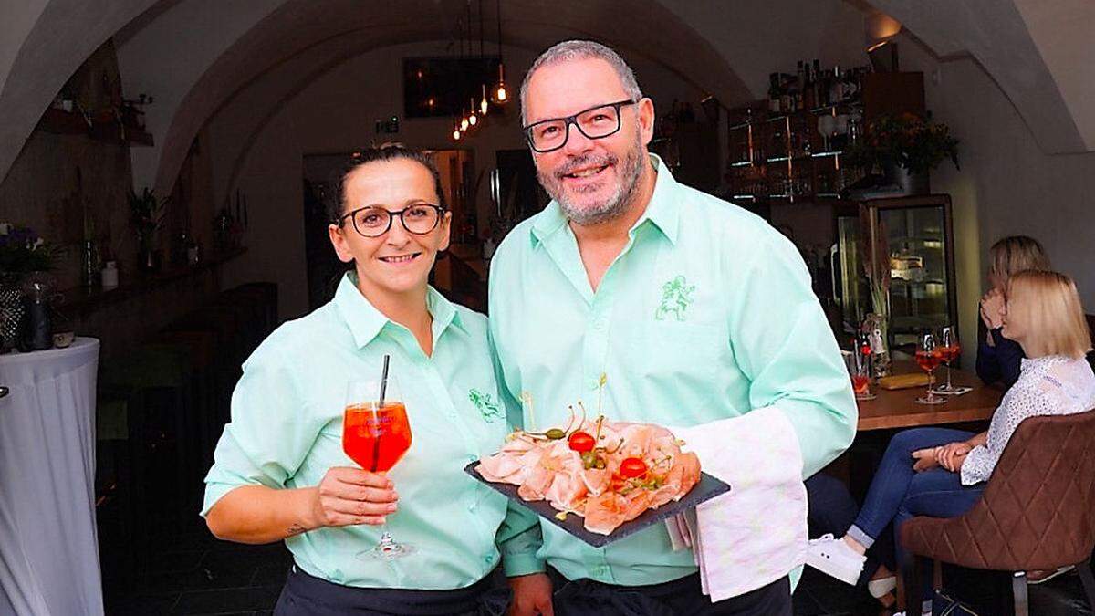 Korina und Andreas Steiner servieren in Rosina's Lounge italienische Jause	