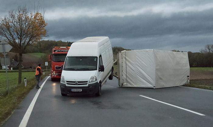 Ein Fahrzeug mit vom Sturm umgewehten Anhänger bei Linz