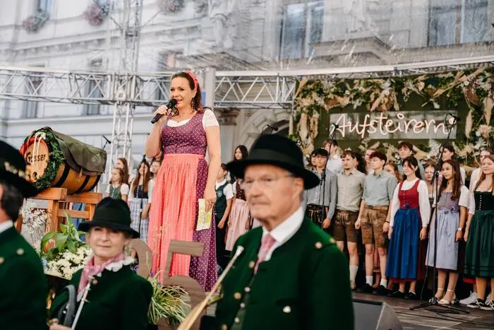 Kathi Wenusch (ORF) begrüßte Gäste und Musik