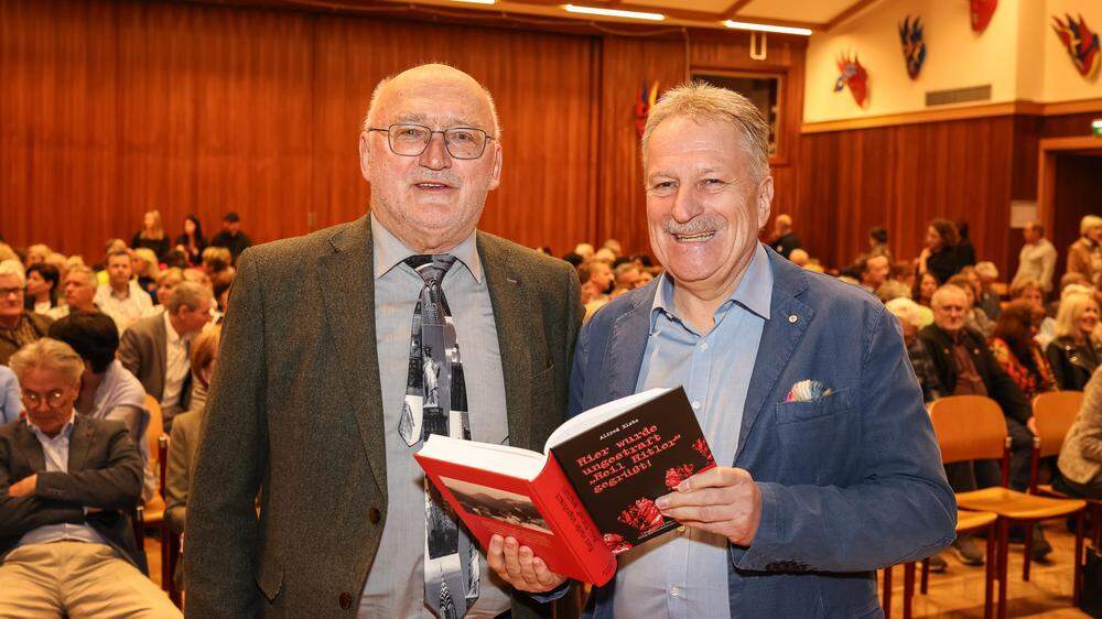Buchpräsentation von Historiker Alfred Elste (rechts) mit Wilhelm Wadl, Präsident des Geschichtsvereins für Kärnten