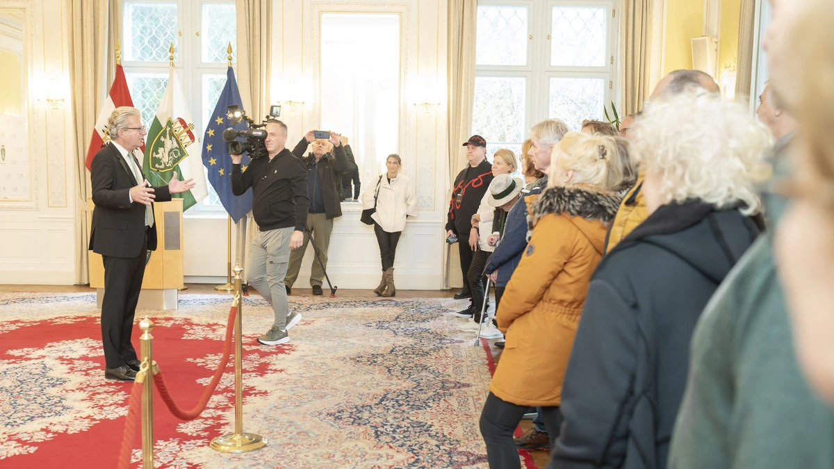 Landeshauptmann Christopher Drexler führte am Nationalfeiertag durch die Burg