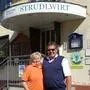 Brigitte und Johann Michetschläger vor ihrem Gasthaus in Fischbach