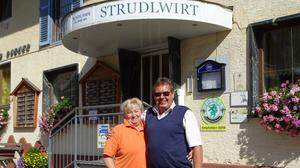 Brigitte und Johann Michetschläger vor ihrem Gasthaus in Fischbach