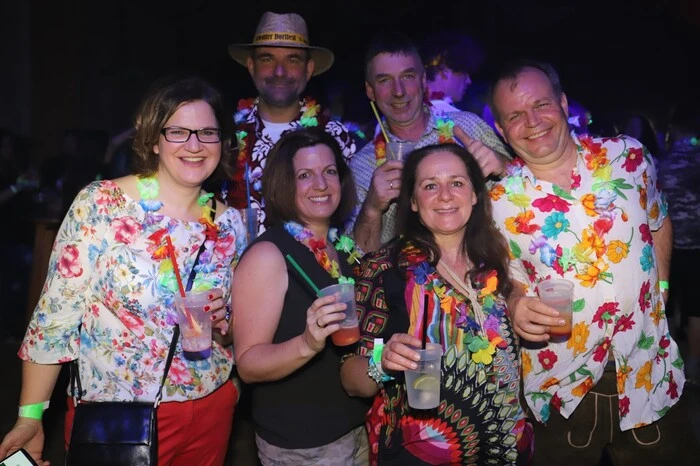 junggebliebene Partygäste genossen den ersten Vorgeschmack auf den Sommer. 