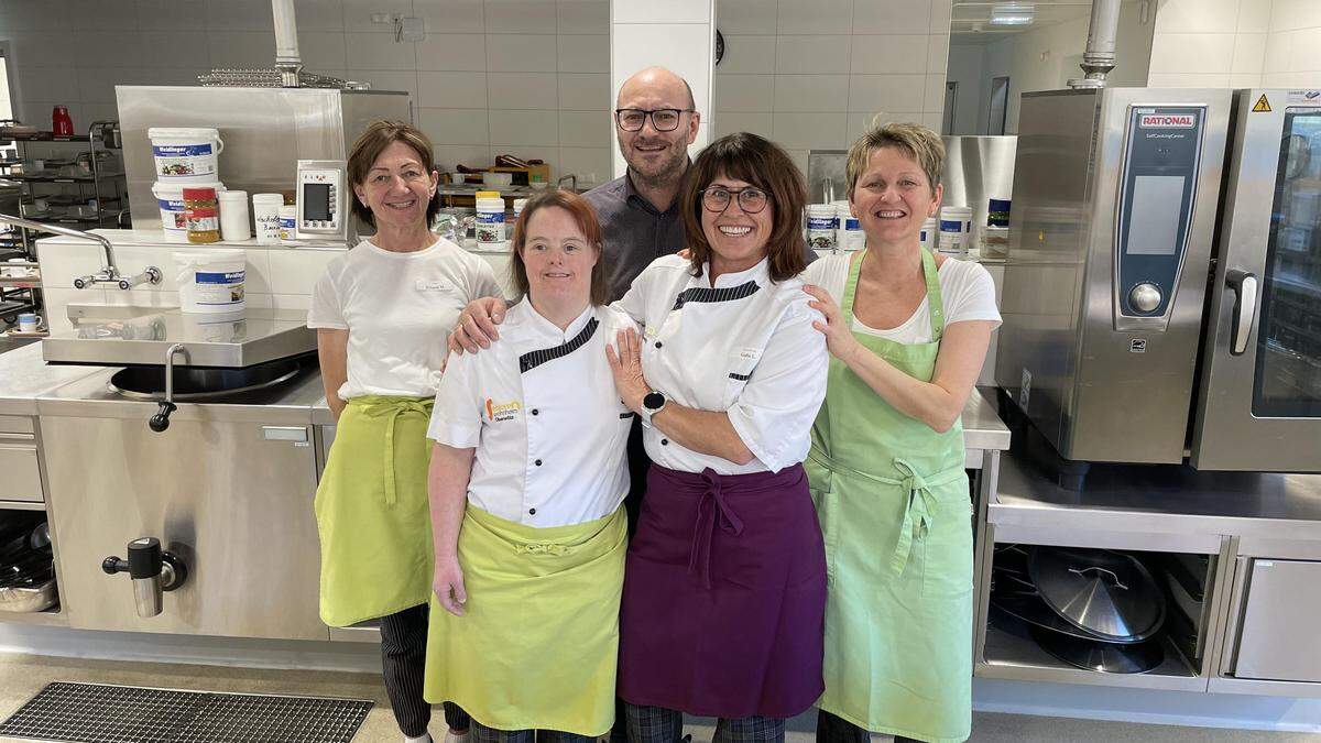 Alexandra mit Küchenchefin Gabi Leitner (Zweite von rechts), Heimleiter Harald Kocher sowie Juliana Mang und Ingrid Reinwald vom Küchenteam