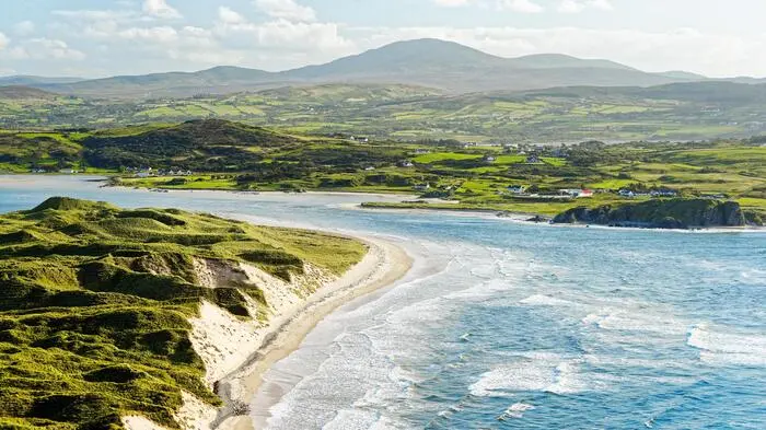 Mit der längsten Küstenlinie Irlands und mehr als 100 Stränden ist die abgelegene Grafschaft Donegal die ideale Spielwiese für Aktivurlauber. Spektakuläre Klippen wie die von Slieve League, hübschen Küstenstädtchen wie Dunfanaghy, bunte Fischerdörfer wie Killybegs, die ungezähmte Landschaft des Nationalparks Glenveagh – allesamt Einladungen zum Radfahren, Wandern, Schwimmen, Reiten oder Surfen. Über der Insel Malin Head, dem nördlichsten Punkt Irlands, kann man sogar Nordlichter sehen. 