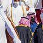 Mohammed bin Salman (rechts) heißt den Emir von Qatar Tamim bin Hamad Al-Thani (links) willkommen