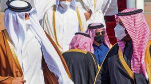 Mohammed bin Salman (rechts) heißt den Emir von Qatar Tamim bin Hamad Al-Thani (links) willkommen