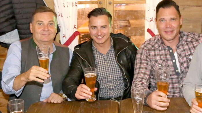 Taupes Genusswiesn: Auch Volks-Rock'n'Roller Andreas Gabalier (Mitte) schaute am letzten Wiesn-Tag in der Herzogstadt vorbei. Er kam am Montagabend mit Freunden nach St. Veit, um sich beim Kärntner Volksfest zu vergnügen.