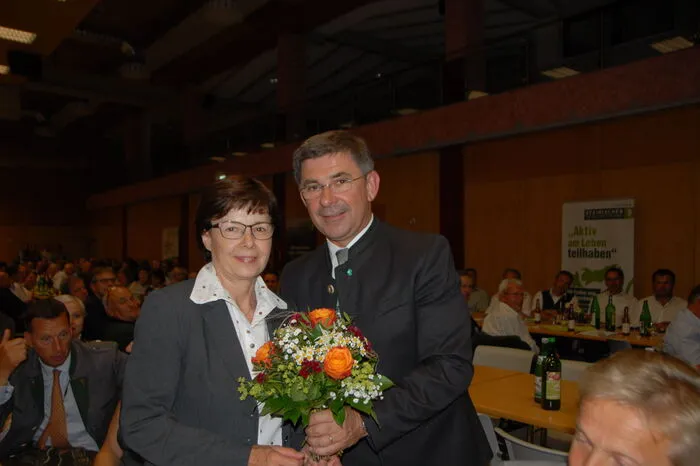 Obers Nachfolger Franz Fartek hatte Blumen für Johanna Ober dabei