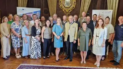 Gastgeber Andreas Bardeau und Sonja Liechtenstein, Mitglieder der Schlösserstraße, Vertreter und Vertreterinnen von Tourismusverbänden, touristische Partner und Gestalterinnen des E-Learning-Programms