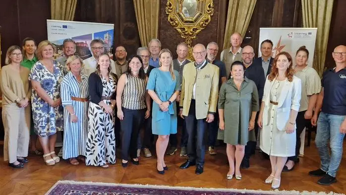 Gastgeber Andreas Bardeau und Sonja Liechtenstein, Mitglieder der Schlösserstraße, Vertreter und Vertreterinnen von Tourismusverbänden, touristische Partner und Gestalterinnen des E-Learning-Programms