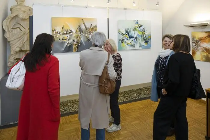 Seit rund 13 Jahren widmet sich die Künstlerin intensiv der Malerei, daneben gilt ihre Leidenschaft auch der Fotografie – vor allem Motive aus Natur, Landschaft und Architektur faszinieren sie.