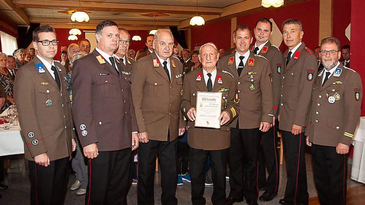 Jubilar Gustav Leitgeb mit der Fehringer Feuerwehrspitze.