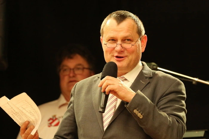 Pfarrer Wolfgang Toberer eröffnete den Pfarrball.