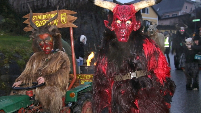 Das Wetter war zwar alles andere als einladend, trotzdem gab es beim traditionellen Krampusumzug in Stallhofen sehr viele Besucher, sehr zur Freude vom Veranstalter Tourismusverein Stallhofen mit Obmann Michael Rößl.