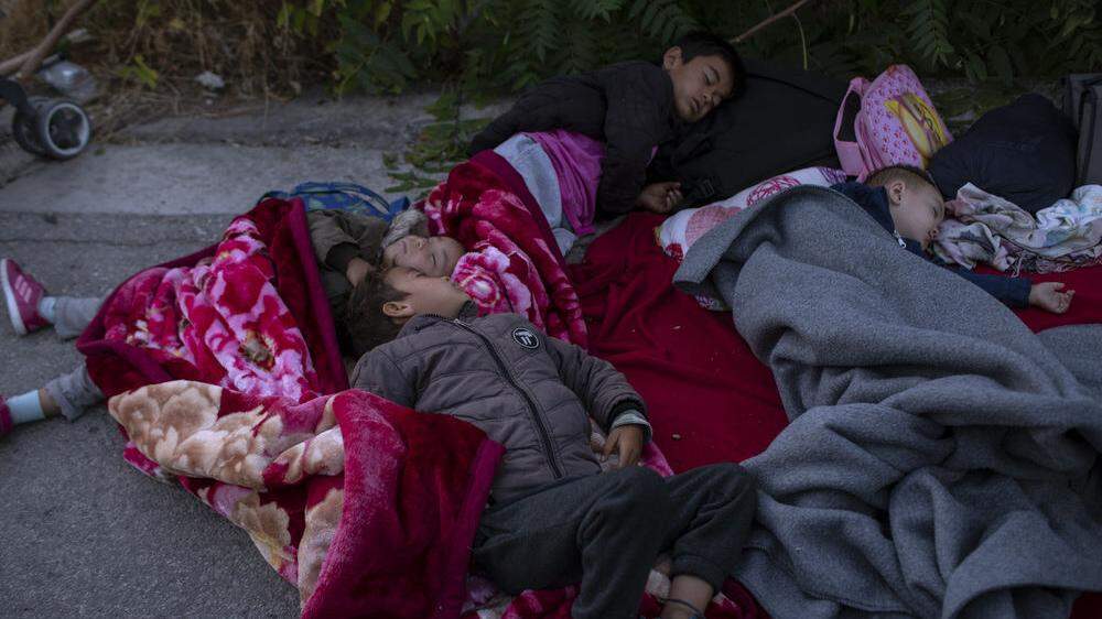 Kinder schlafen in der Nähe des abgebrannten Lagers Moria auf Lesbos auf der Straße. Während die Opposition und viele Initativen und Vereine die Aufnahme von Kindern in Österreich fordern, stellt sich die Opposition quer