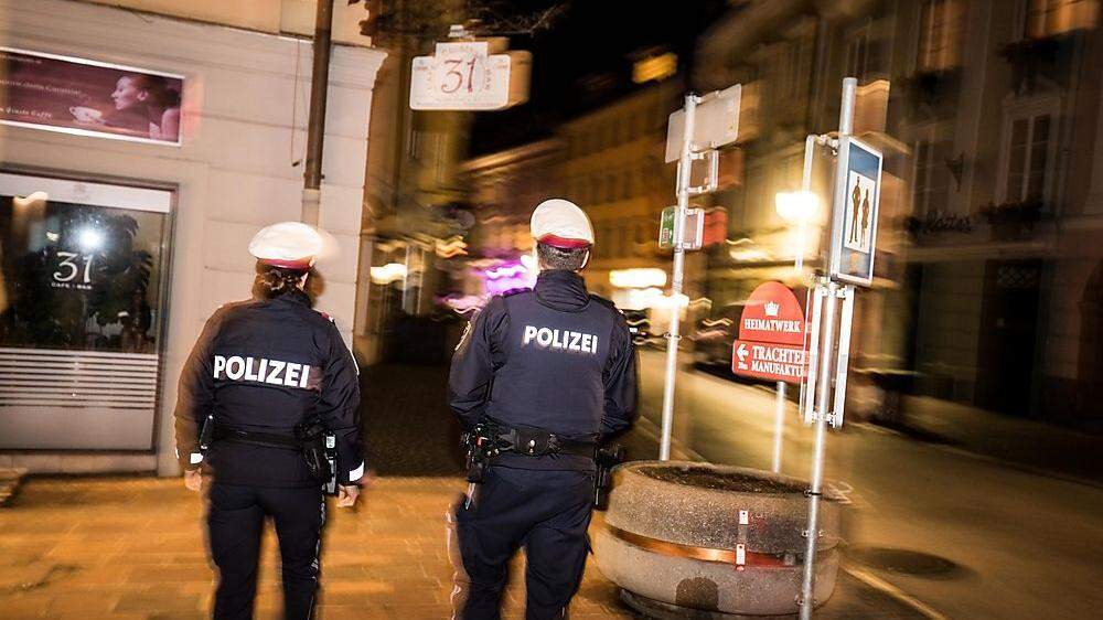 Corona Covid-19 2. Lockdown Ausgangssperre nach 20 Uhr in Klagenfurt Kontrolle Polizei Polizeistreife
