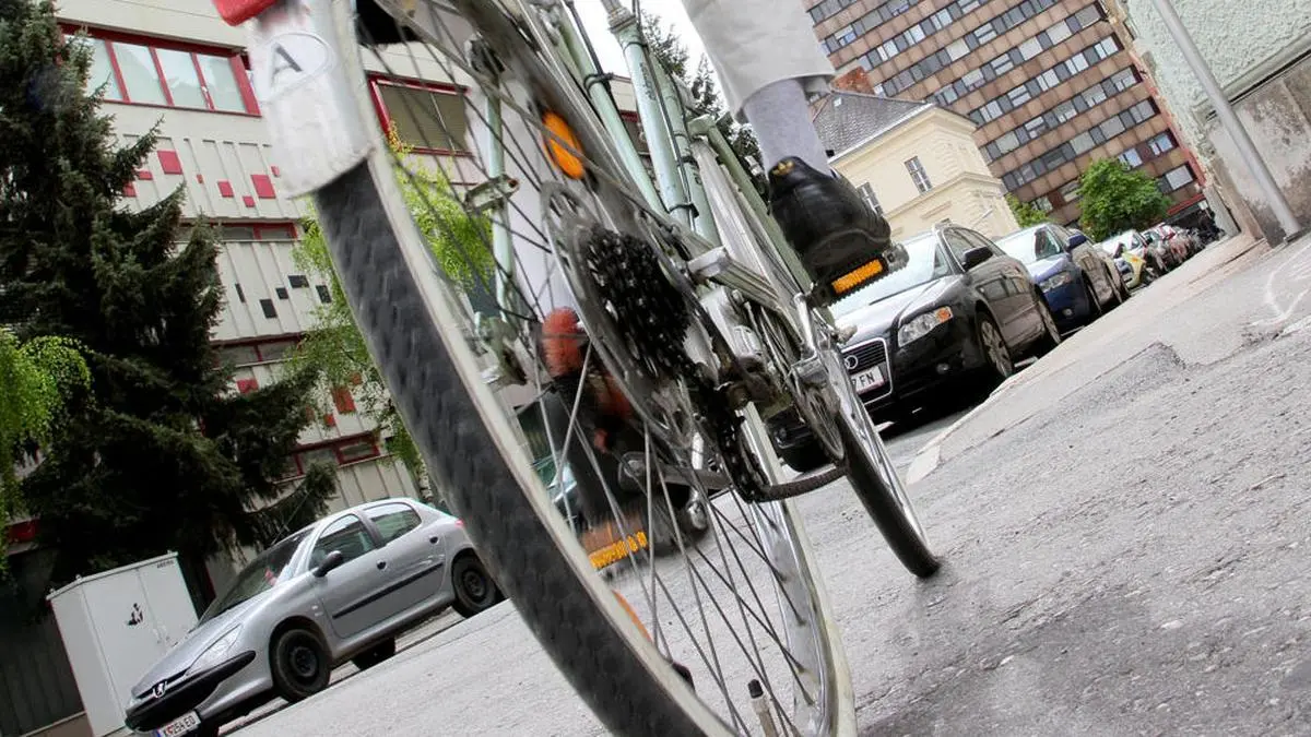 Eine Radfahrerin blieb bewusstlos auf der Straße liegen