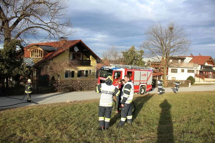 Die Anrainer konnten den Brand mithilfe eines Handfeuerlöschers und Wasser aus dem Gartenschlauch löschen.