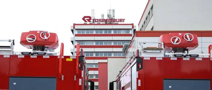 Das Werk Leonding des Feuerwehrausrüsters Rosenbauer in Linz, Österreich | Rosenbauer, Werk Leonding, Linz, Österreich, Sonderfahrzeuge für Industrie- und Berufsfeuerwehren sowie Löschsysteme und Ausrüstung, Feuerwehr, Feuerwehrauto,