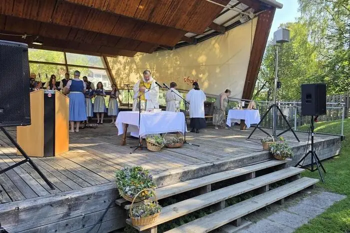 Die Gardemesse wurde von Gardepfarrer Thomas Mörtl zelebriert und vom Kirchenchor Krakauebene mit Chorleiterin Maria Schitter gesanglich gestaltet. 