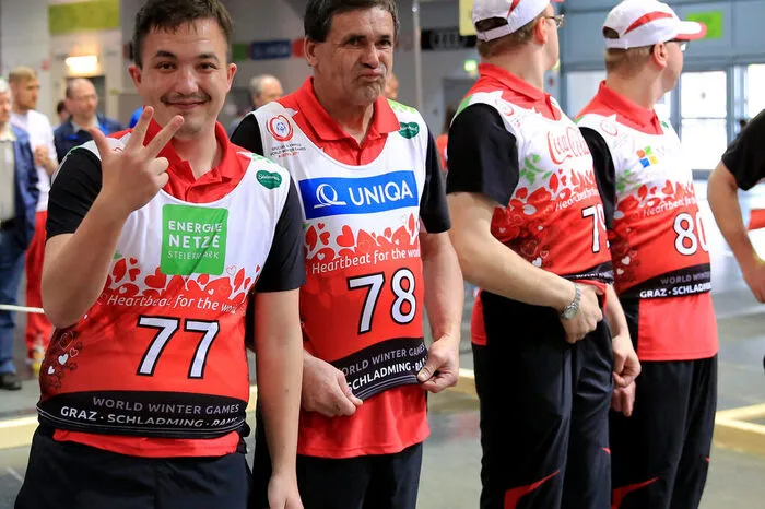 Patrick Almbauer, Gerhard Kosla, Christian Reithofer und Robert Ressler vom Integrationszentrum Neudau eroberten Silber im Stocksport-Teambewerb in Graz.