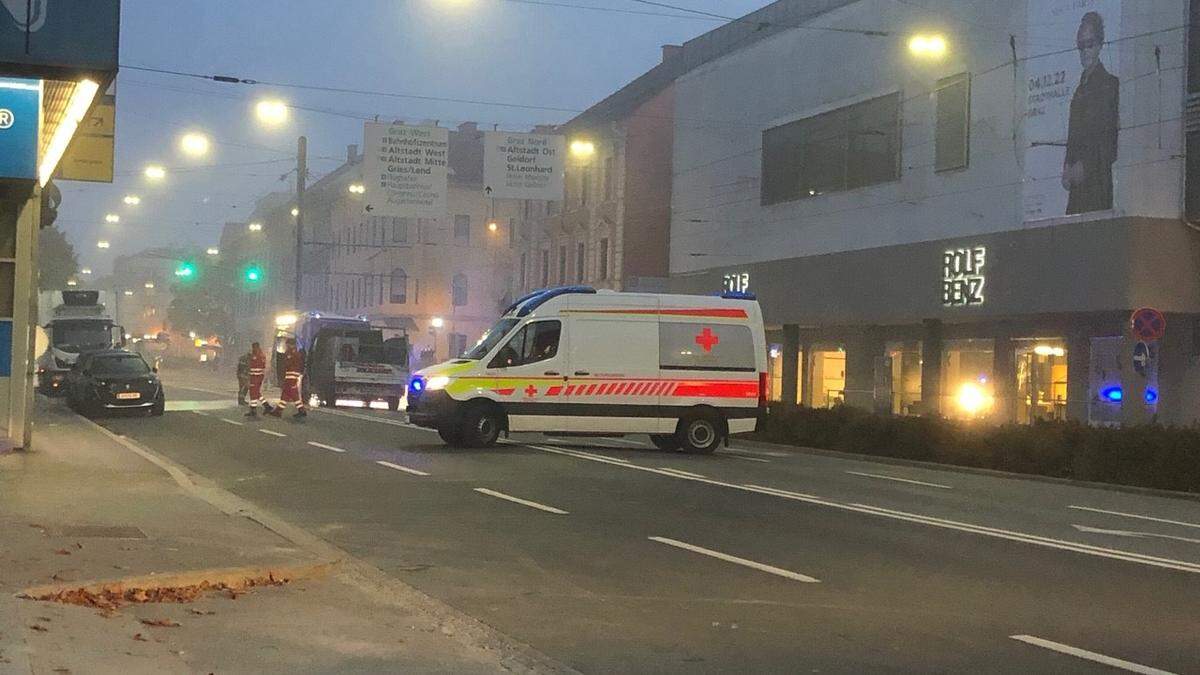 Einsatzkräfte vor Ort in der Conrad-von-Hötzendorf-Straße