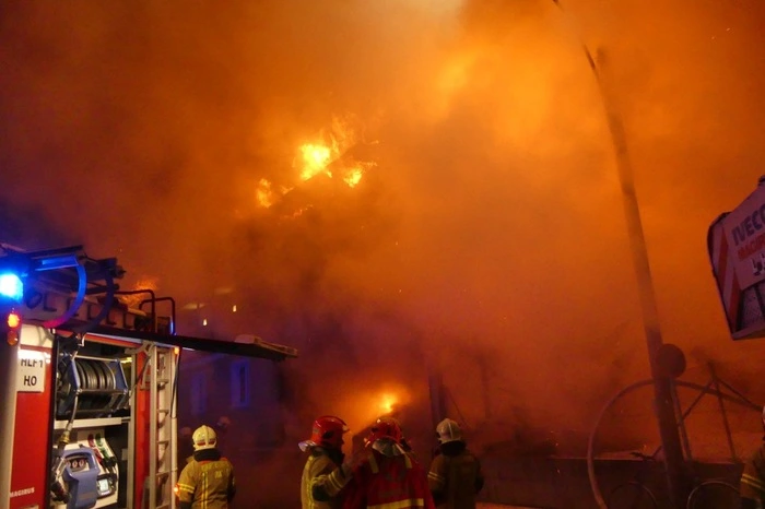 Laut Berufsfeuerwehr drohte ein Brandübergriff auf das Objektinnere und an direkt angrenzende Gebäude.