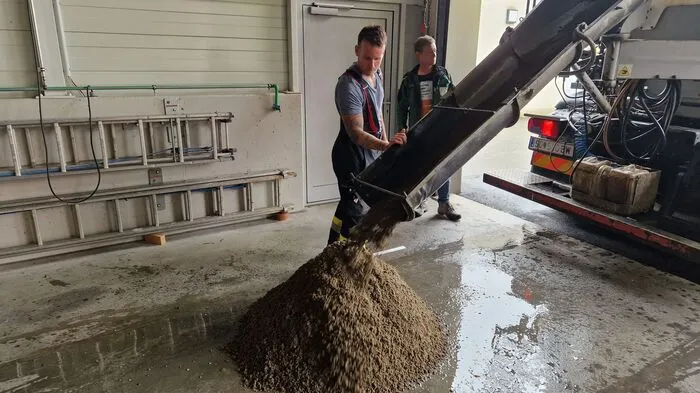 Sand für die Säcke fließt ins Rüsthaus