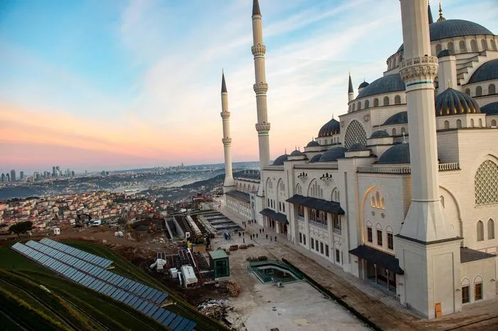  Die Moschee auf dem Camlica-Hügel sei damit die größte im Land, sagte Ergin Kulunk, Chef des Kulturvereins, der das Gebäude mitfinanziert hat.