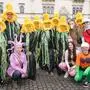 Viele verkleidete Menschen lachen in die Kamera