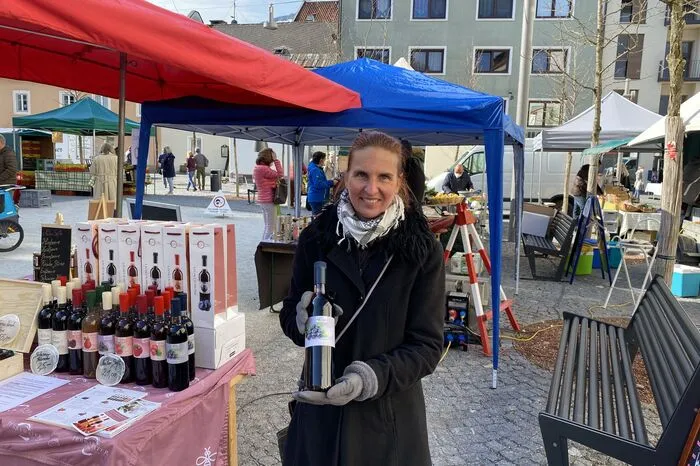 Sabine Wunder: Für uns Lieferanten ist problematisch, dass es kaum Möglichkeiten zum Aus- und Einladen gibt. Der Platz ist durch die Bäume sehr bewachsen. Im Innenkreis stehen die Stände auf Sand. Vielleicht ist es möglich, da noch etwas zu verbessern.