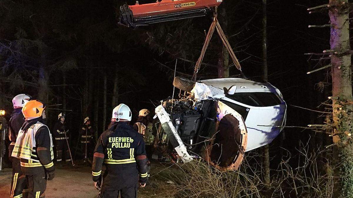 Unfallauto wurde mit Kran geborgen